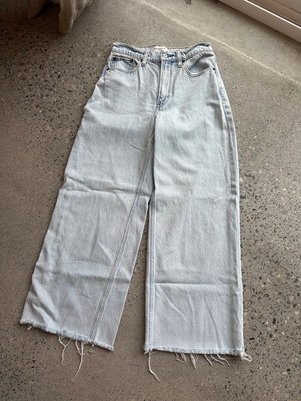Abercrombie & Fitch Women’s 24 Crop Wide Leg Jeans Light Wash Denim Raw Hem